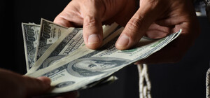 У Києві чиновник КМДА продавав місця на ярмарках за 500 доларів