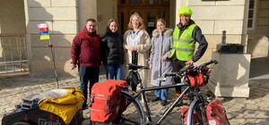 Польський волонтер на велосипеді привіз до Львова ліхтарики для школярів