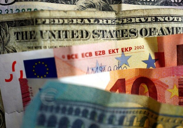 Курс валют в Україні 25 лютого 2023 року: скільки коштує долар та євро. 