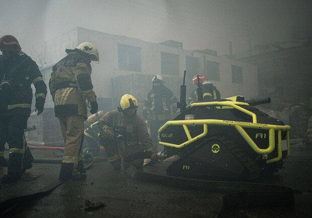 У Києві для боротьби з вогнем сьогодні вперше використали робота-пожежника – відео. 