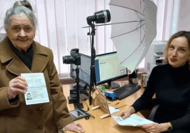 91-річна жінка на Київщині оформила свій перший у житті закордонний паспорт. 