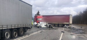 Біля Львова зіткнулися дві вантажівки та легковий автомобіль