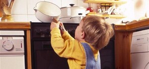 С тяжелыми ожогами в больнице: на Днепропетровщине годовалый ребенок вылил на себя кипяток