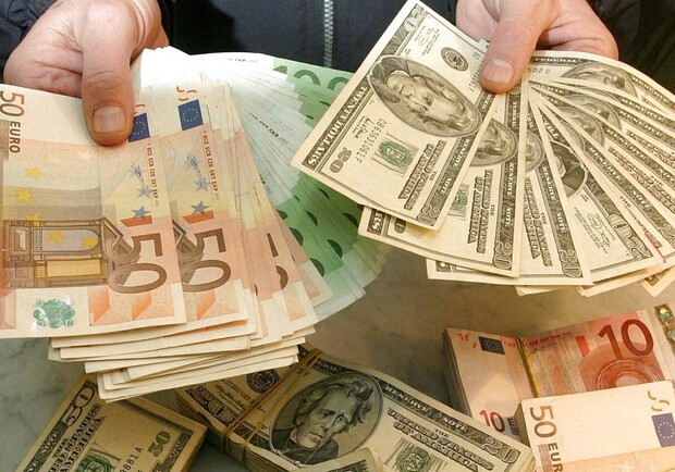 Курс валют в Україні 1 березня 2023 року: скільки коштує долар і євро. 