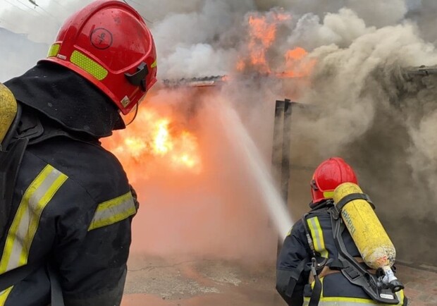 У Києві масштабна пожежа на проспекті Бандери: фото, відео. 