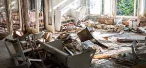 Окурки, тараканы и горы мусора: в киевской квартире-свалке обнаружили младенца - ФОТО