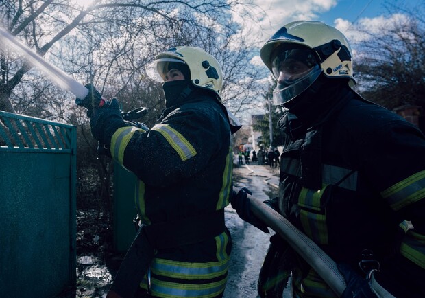 У Києві після вибуху почалася пожежа. Фото: ГУ ДСНС у Києві