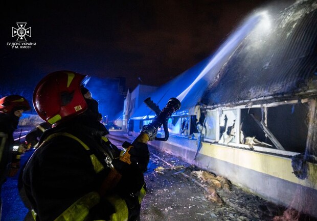 В Киеве на СТО произошел масштабный пожар. Фото: ГСЧС Украины в Киеве