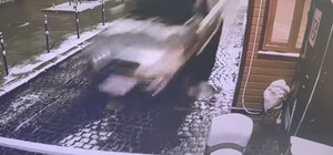 Позашляховик на швидкості протаранив паркувальний шлагбаум у центрі Львова — відео 