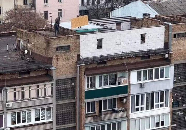 У Києві невідомі звели цілий поверх на даху багатоквартирного будинку. 