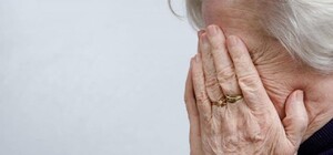 У Запоріжжі п’яний чоловік до смерті побив свою прикуту до ліжка матір