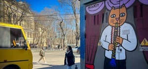 Біля Горсаду з'явився новий котомурал на честь канадського музиканта