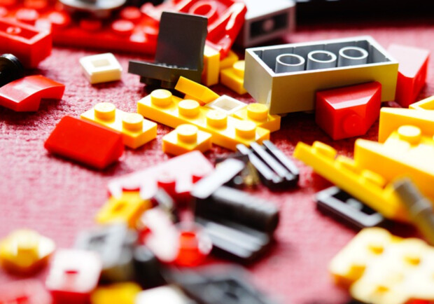 Макет маріупольського драмтеатру із сотень деталей LEGO. Фото:pixabay.com