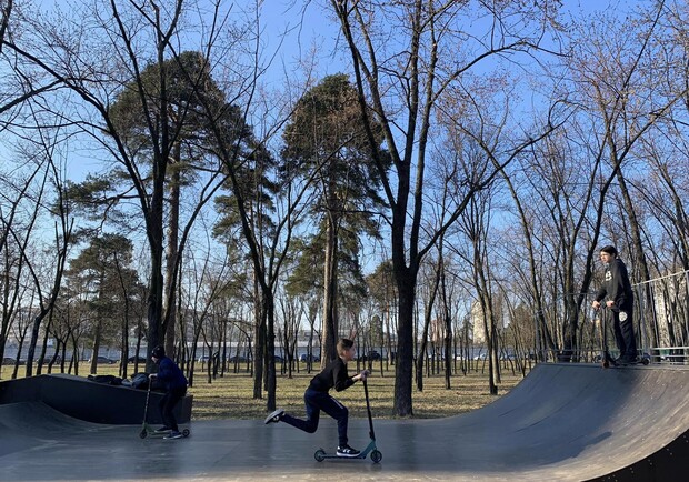 В Києві в парку Партизанської слави встановили скейтпарк: фото. 