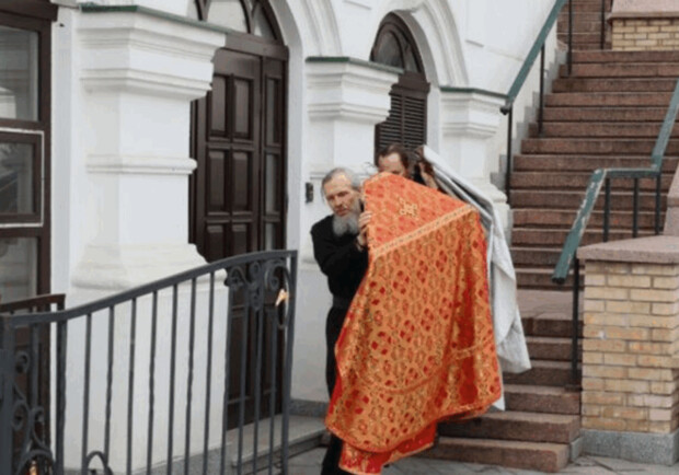 Монахи Киево-Печерской Лавры последние дни вывозят из монастыря свое имущество - фото. 