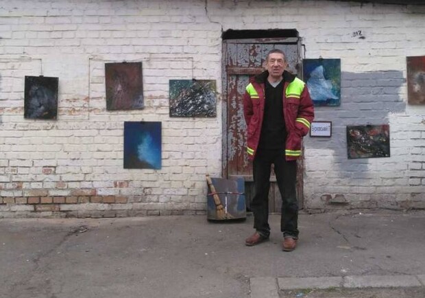 Унікальний двірник-художник із Києва виставляє свої роботи поряд зі сміттєвими баками. 