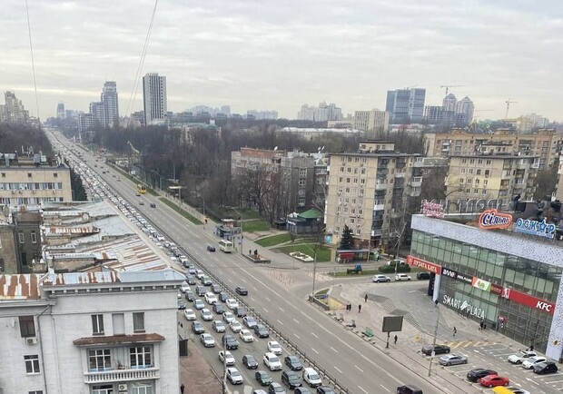Стало известно, почему утром в Киеве были огромные пробки в направлении центра. 