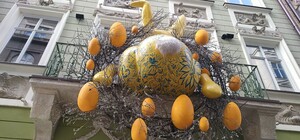 Дупа кролика, чи морда песика: у центрі Львова з'явилася інстаграмна локація для великодніх фото 