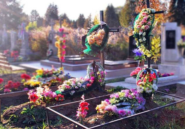 В одному із населених пунктів на Київщині заборонили використовувати на цвинтарях штучні квіти. 