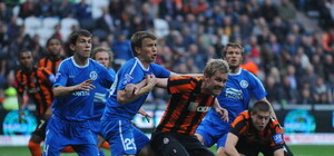 Видеофакт: Как игроки «Шахтера» и «Днепра» едва не переломали друг другу кости. Начало потасовки