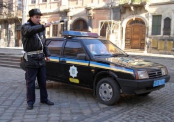Права в обмен на неправильную парковку.  Фото с сайта ukraine2012.gov.ua
