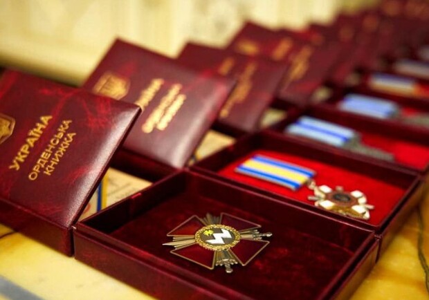 Получи ответ: за какие достижения дают звание "Герой Украины" - фото