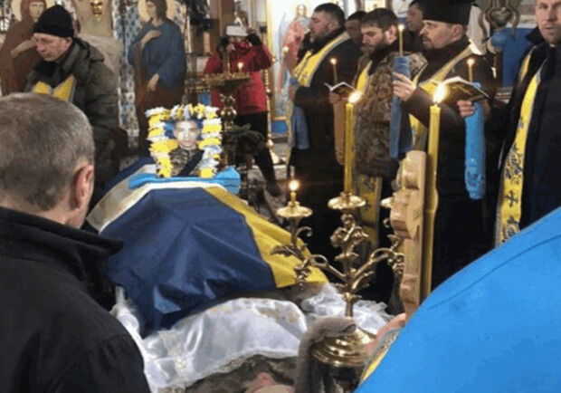 У Чернівецькій області представники УПЦ не пускали до храму віруючих відспівати загиблого воїна. 