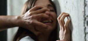 У Дніпрі чоловік зґвалтував та пограбував 18-річну дівчину