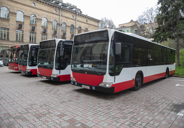 Германия подарила Киеву автобусы Mercedes. 