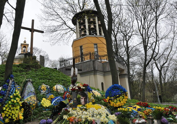 На згадку про загиблого героя України Да Вінчі зібралися люди на Аскольдовій могилі. 