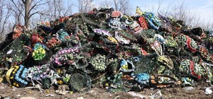 У Дніпрі планують заборонити використовувати штучні квіти та вінки на цвинтарях