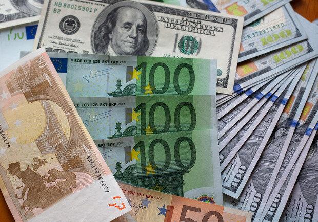 Курс валют в Україні 18 квітня 2023 року: скільки коштує долар і євро. 