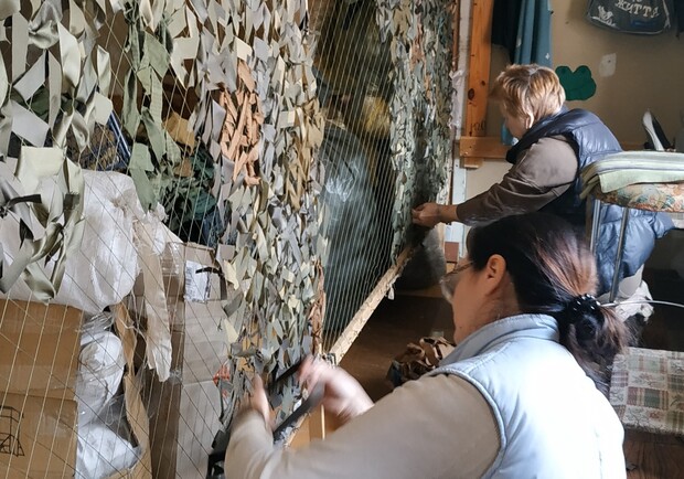 У Києві шукають волонтерів для плетіння маскувальних сіток для ЗСУ. 