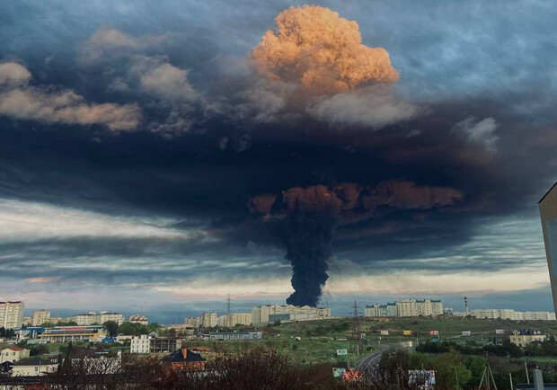 У Севастополі спалахнула нафтобаза: як на це відреагували в ГУР. 