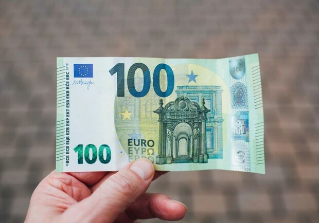 Курс валют в Україні 1 травня 2023 року: скільки коштує долар і євро. 