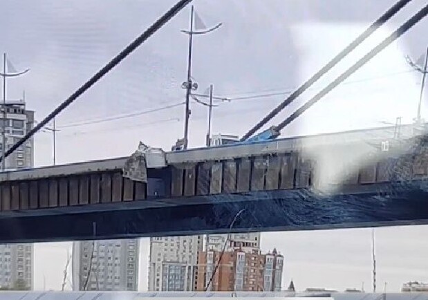 В Києві з Північного мосту у воду впав МАФ: відео. 