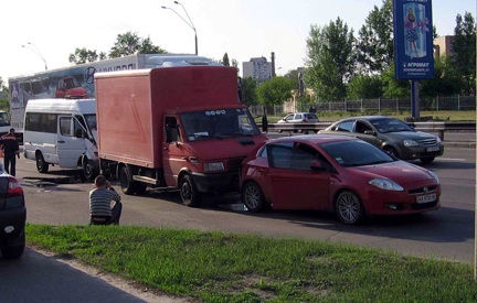 Машины выстроились среди дорогим траурным трамвайчиком. Фото Юрия Мельниченко с сайта stolitsa.glavred.info.