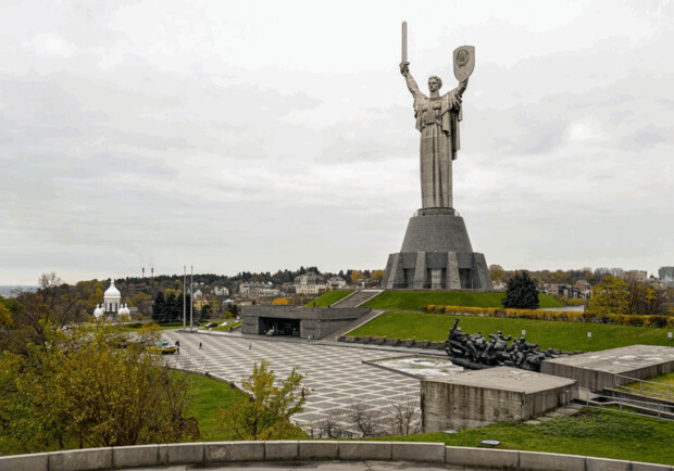 На скульптуре "Родины-Матери" в Киеве заменят герб СССР на украинский. 