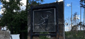 Из многоэтажки в Ирпене, которую сносят, вырезали кусок стены с граффити Бэнкси