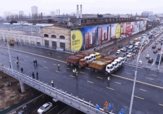 Влада незабаром викупить цех заводу "Більшовик" у Києві і розпочне добудову мосту на Шулявці. 