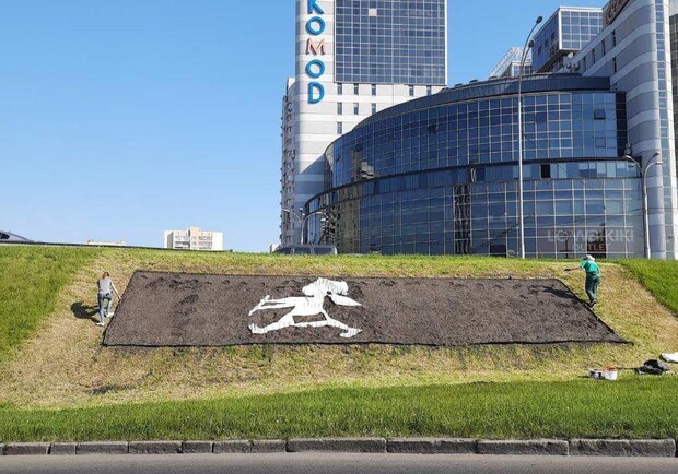В Киеве появится цветочное панно "Девочка, которая шагает к Победе". 
