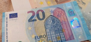 Курс валют в Україні 27 травня 2023 року: скільки коштує долар і євро