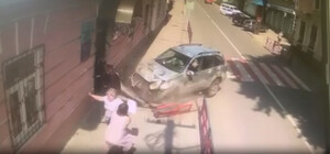 В Яворові п’яна водійка автомобіля, розтрощивши огорожу, виїхала на тротуар і збила поліцейську 