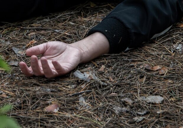У парку Кіото біля метро Лісова знайшли тіло людини у військовій формі. 