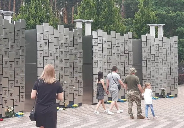 У Бучі з'явився меморіал на згадку про загиблих від рук окупантів городян. 