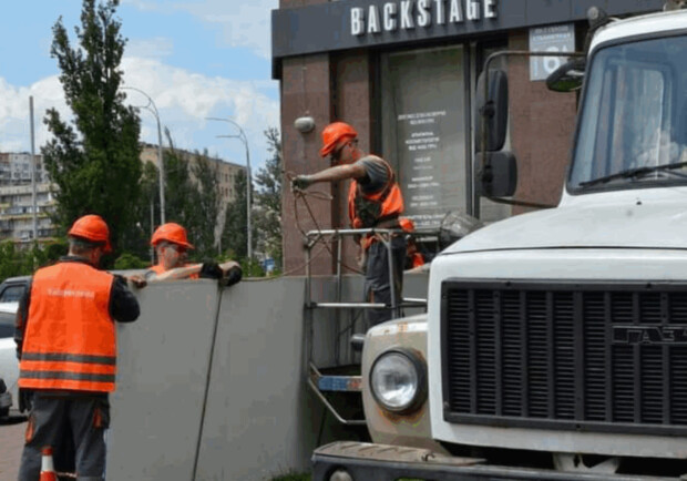 У червні у Києві демонтували 2400 незаконних рекламних конструкцій. 
