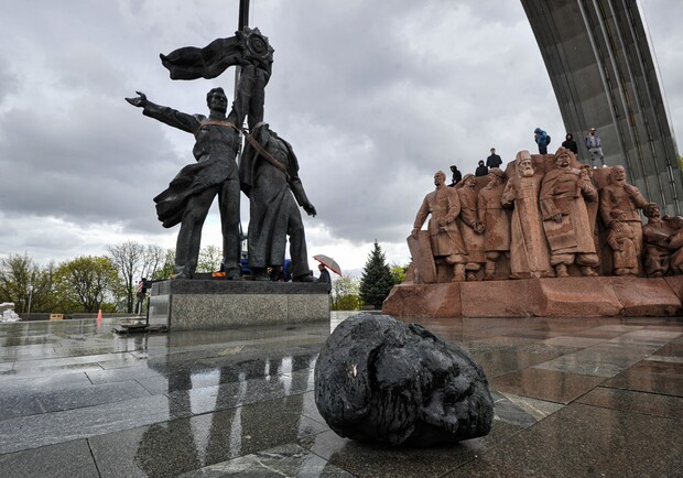 Київрада затвердила перелік памʼятників, які приберуть із публічного простору міста - 