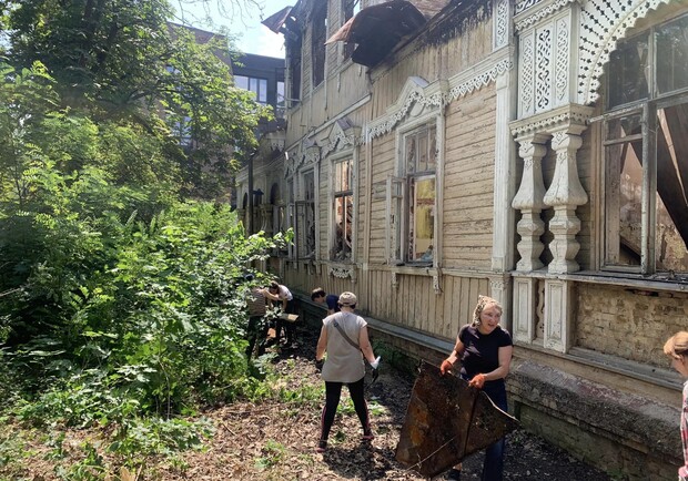 У Пущі-Водиці активісти почали відновлення старої дерев'яної садиби - фото - фото. 