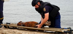 В Запорожье на пляже нашли огромную авиабомбу