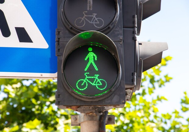 У Києві на 8 перехрестях з’явились світлофори для пішоходів і велосипедистів - 